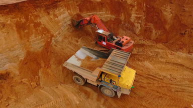 挖掘机倒沙子矿业卡车采石场挖掘机加载转储卡车